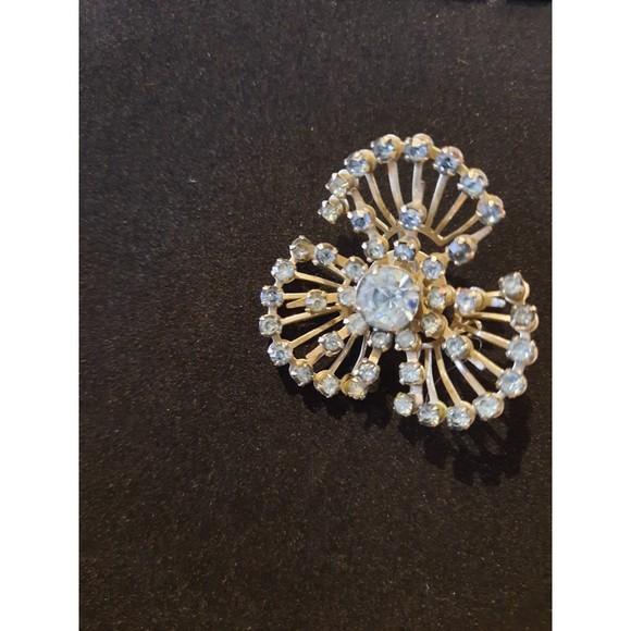 VTG Brooch/Pin Light Blue Stones Silver Colored Setting, Costume, No Makers Mark - Picture 2 of 6